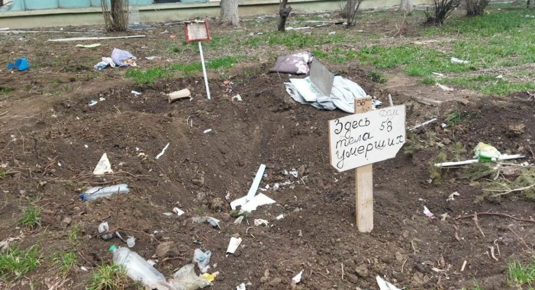 "Тих, хто повісився в дитячому садку, ховали у вирві від бомби". Місяць виживання на околиці Маріуполя