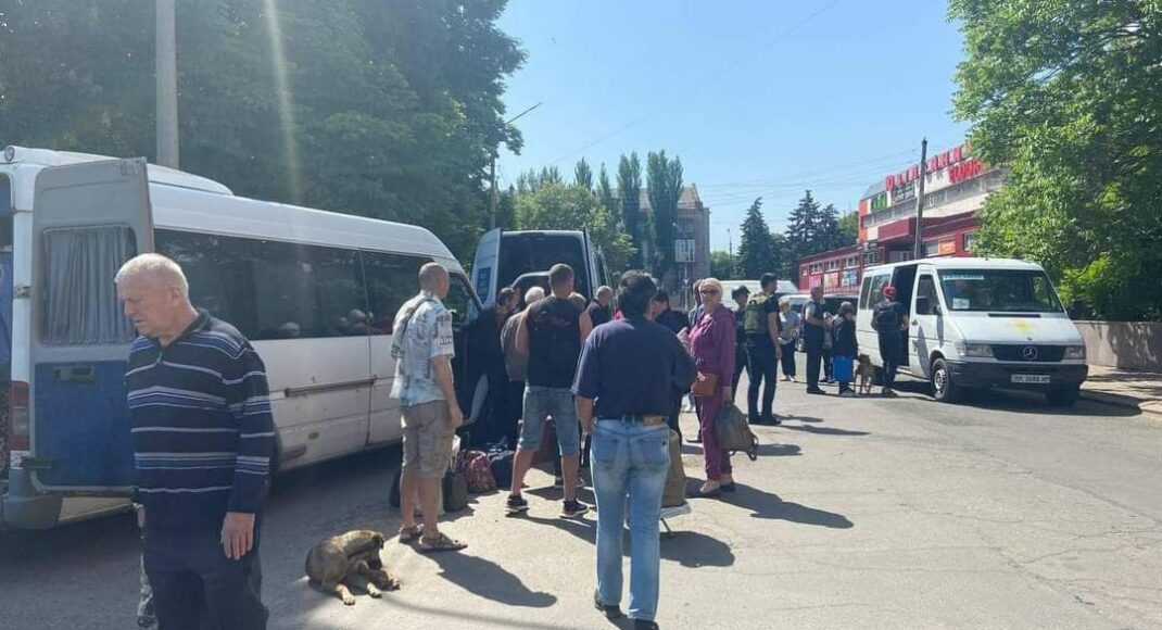 Сегодня из Славянска в Ровно эвакуировалось около ста человек