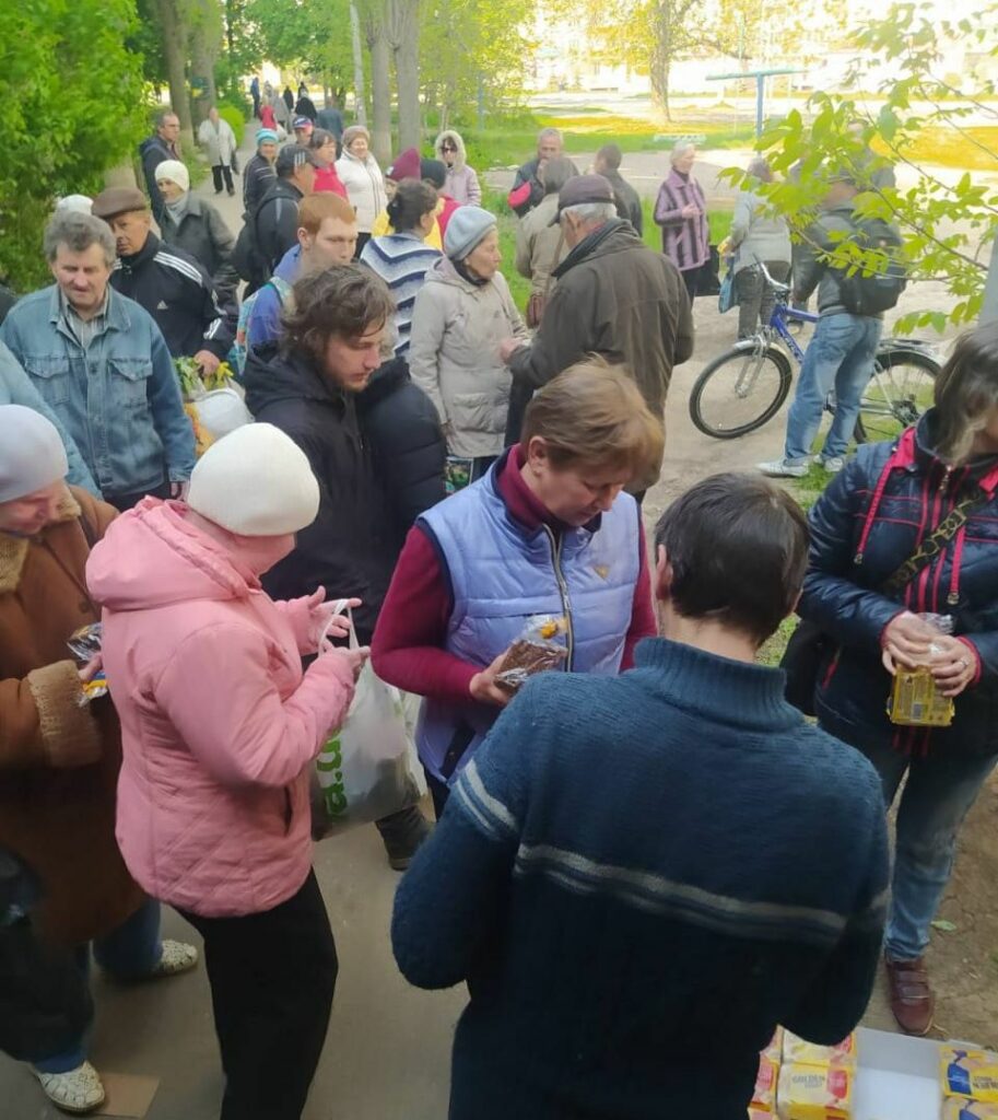 волонтеры луганщины: очередь за помощью в лисичанске