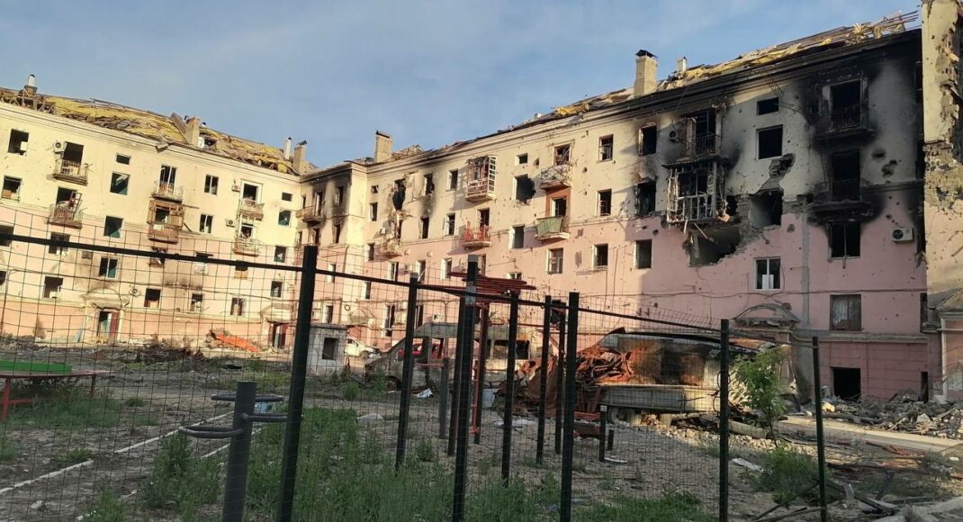 В одному з будинків Маріуполя знайдено тіла понад ста загиблих в результаті авіаудару