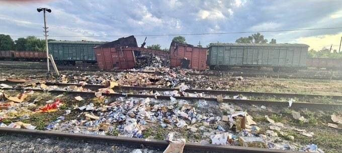 Оккупанты уничтожили гуманитарный груз для Донетчины, попали ракетой в жд вагон (фото)