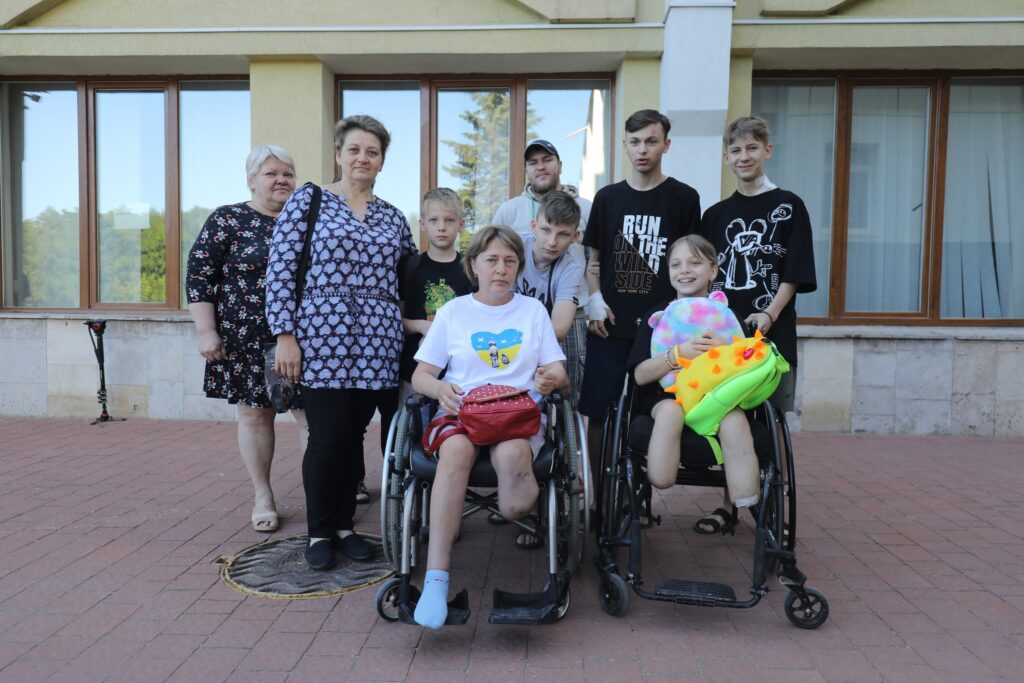 Семья, потерявшая конечности при обстреле ЖД вокзала в Краматорске, уехала со Львова на реабилитацию в США (фото)