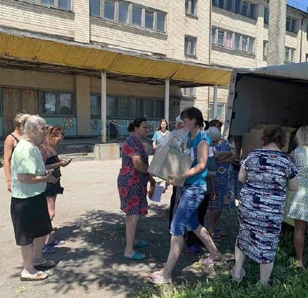 На Луганщине организовали передачу гуманитарной помощи для переселенцев в Днепр