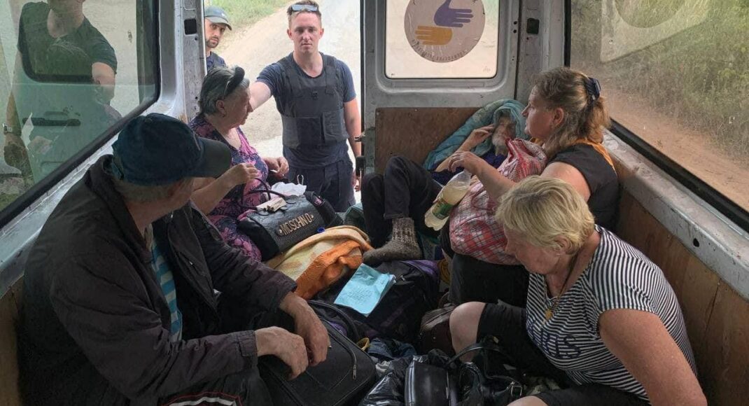 За два дні евакуювали 53 людини з гарячих точок на Луганщині