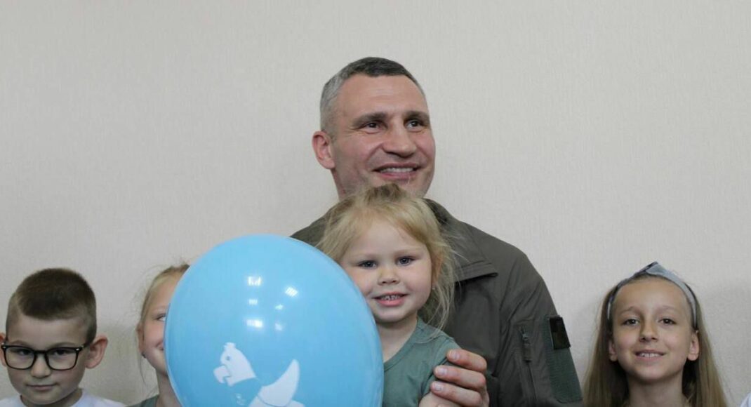Мер Києва Віталій Кличко відвідав столичний центр для переселенців Я-Маріуполь (фото)