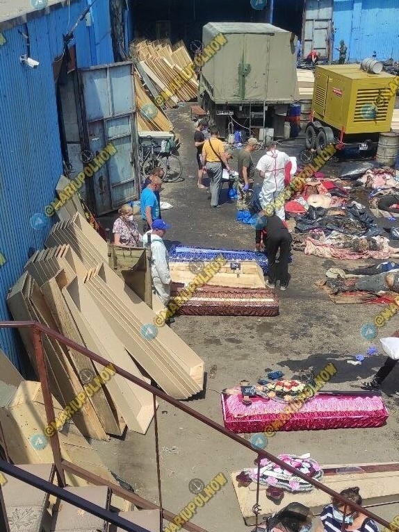 Оккупанты устроили массовый морг на Запорожском шоссе, возле ТЦ Метро в Мариуполе