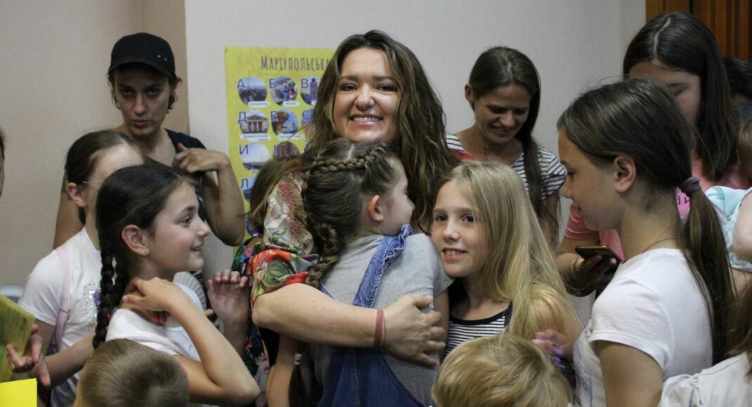 Співачка Наталія Могилевська зустрілася з переселенцями з Маріуполя (відео)
