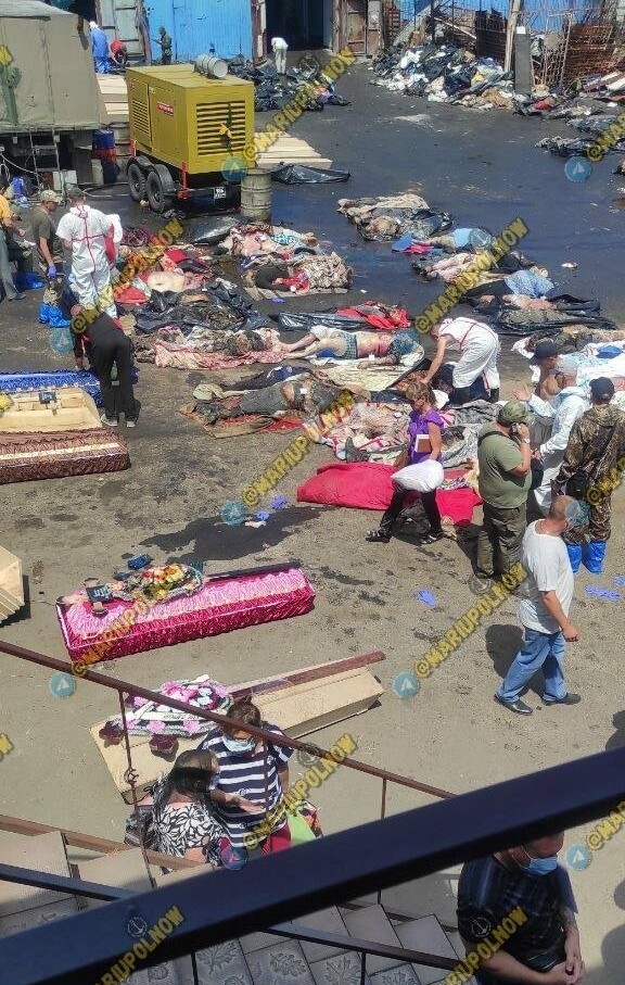 Оккупанты устроили массовый морг на Запорожском шоссе, возле ТЦ Метро в Мариуполе