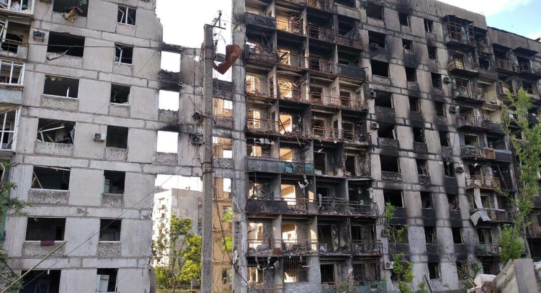 В Мариуполе захватчики сносят и превращают в бетонную крошку дома