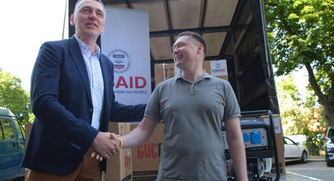 USAID передало во Львов 40 электрогенераторов, которые будут использовать в местах проживания переселенцев