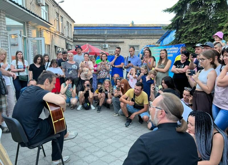 Святослав Вакарчук відвідав маріупольців у Дніпрі