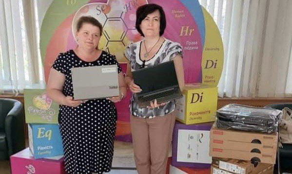 Покровська громада на Донеччині отримала 23 ноутбуки для шкіл, які постраждали від агресії росії