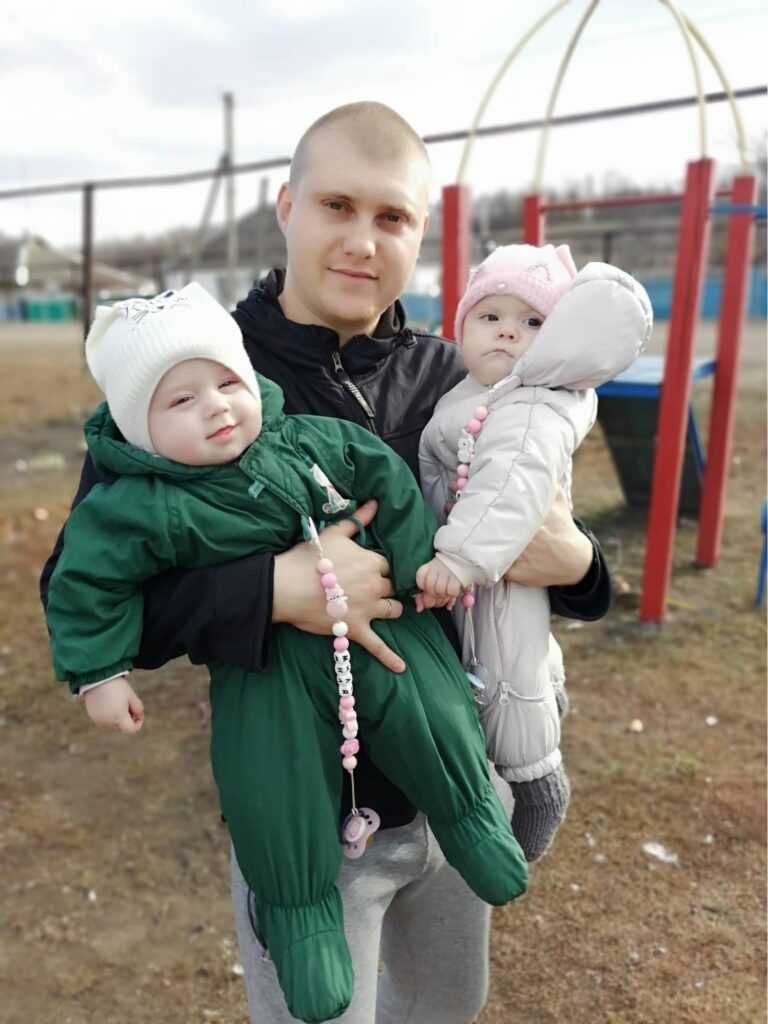 Артем з доньками