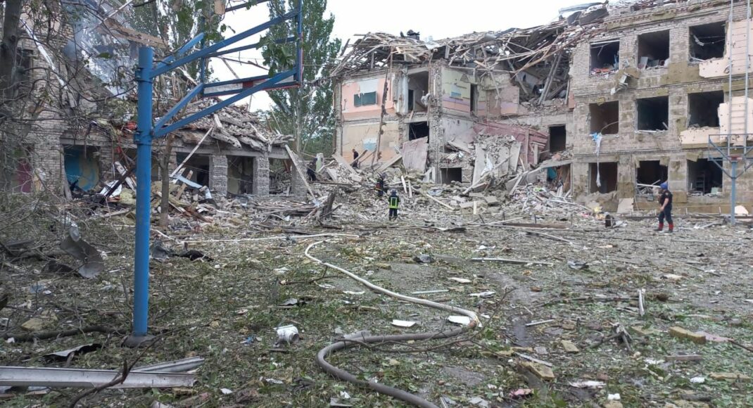 У Краматорську рятувальники розбирають завали зруйнованої обстрілами рашистів школи, під завалом можуть перебувати люди
