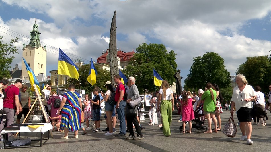 Відвідувачі фотовиставки Львів, Азовсталь, виставка.jpgцф