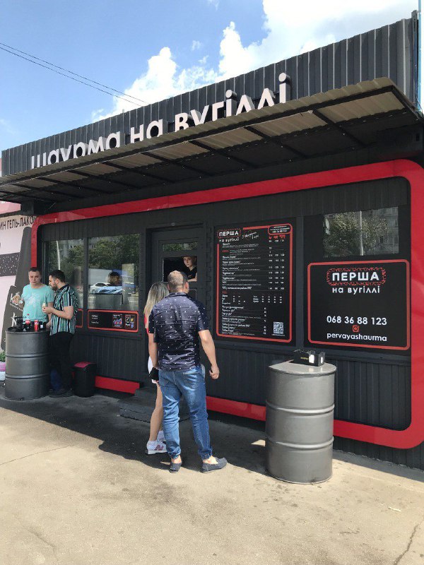 Переселенець відкрив у Києві заклад, де готують маріупольську шаурму