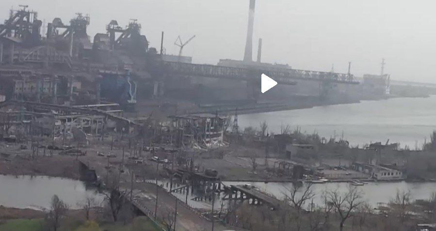 Зруйнований пост-мост, який поєднував центр та Лівий берег. Фото телеграм-канал Мариуполь Сейчас
