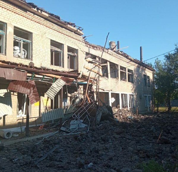 В Северском на Донетчине вражеским ударом поврежден Центр предоставления социальных услуг