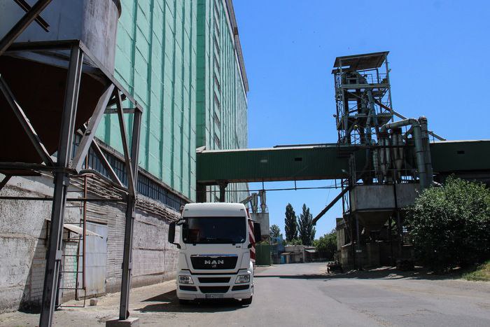 Окупанти звозять на елеватор в Старобільську зерно нового врожаю для відправки у рф