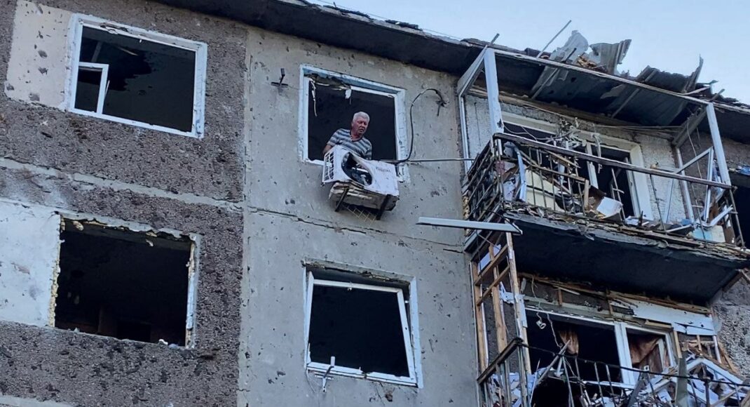 Рашисты в Константиновке с утра попали в многоэтажку, ранен человек (видео)