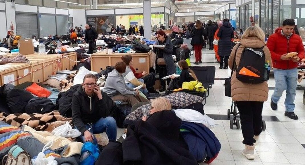 Проїзд, пільги та житло: що змінилося для українських переселенців за кордоном