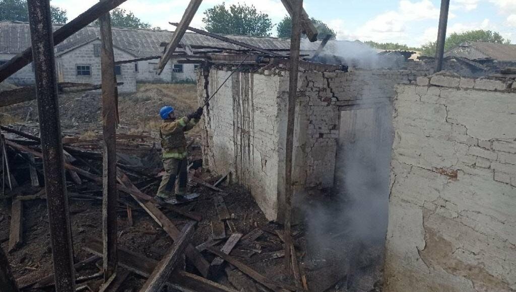 На Донеччині ліквідували пожежу сільгосппідприємства, що сталася внаслідок ворожого обстрілу