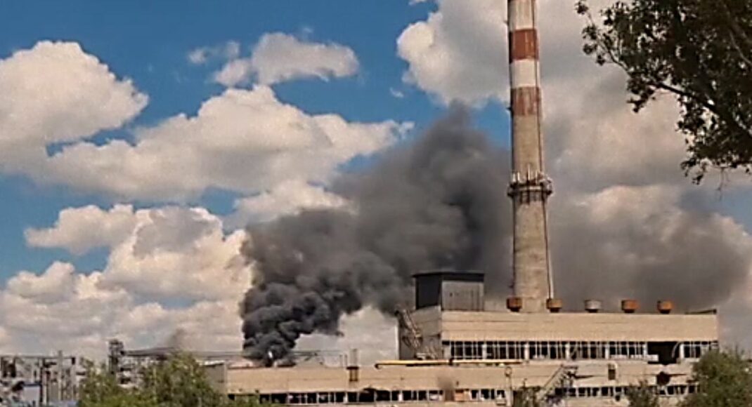 У захопленому Маріуполі продовжує палати завод "Сателіт" (відео)