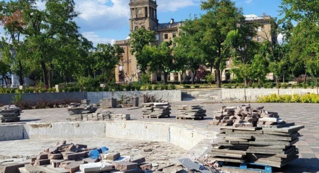 У захопленому Маріуполі окупанти розібрали та вивезли фонтан із Театрального скверу