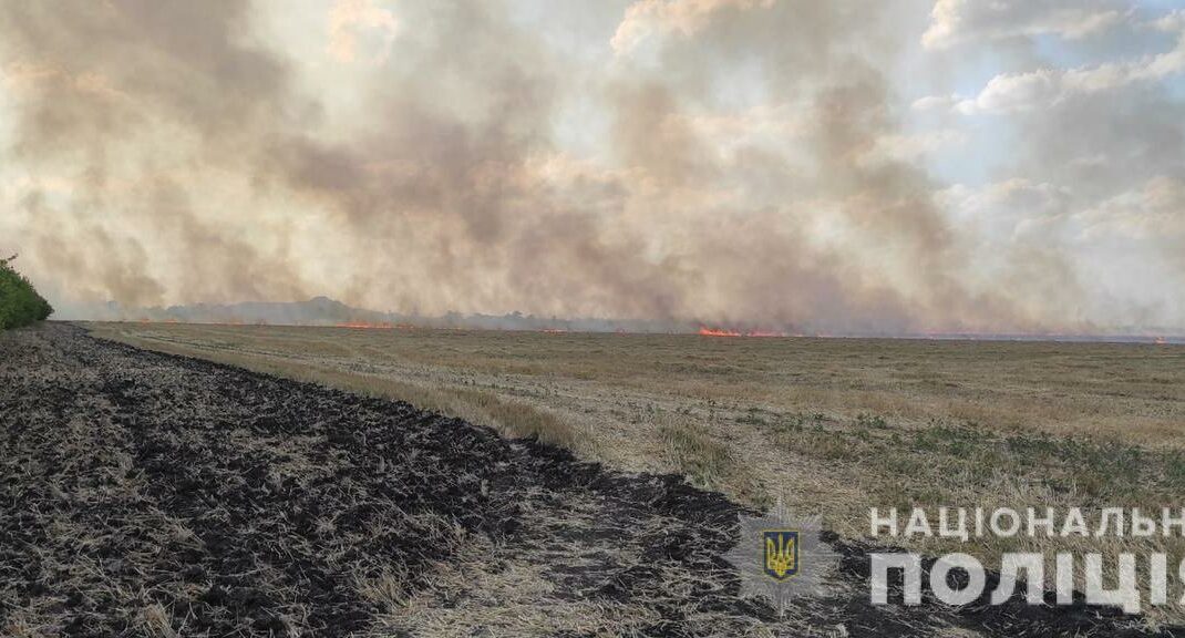 В Константиновской громаде вследствие вражеского обстрела сгорело пшеничное поле