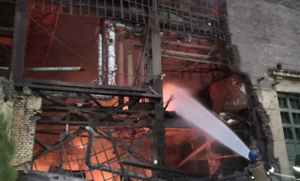 В Краматорську на території СКЗМ після обстрілу рф ліквідували пожежу