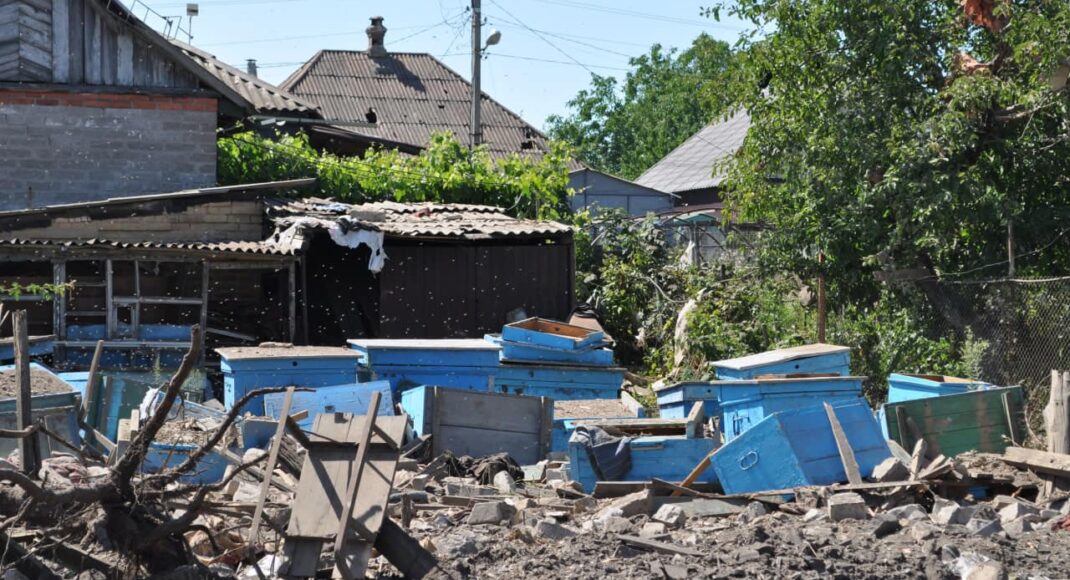 У Краматорську знов обстріл з боку рф: пошкоджено пасіку та будинок