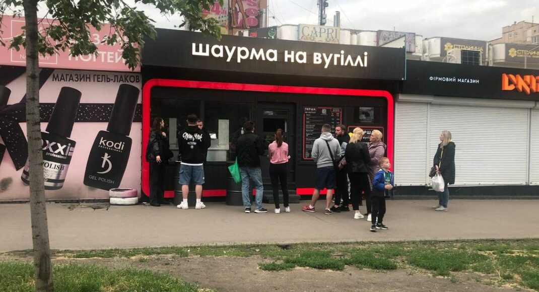 "Перша на вугіллі": як маріупольці вирвалися з блокади та привезли до Києва хітовий стрітфуд