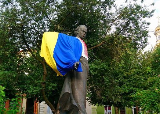 Вишиванка з Краматорська прикрасила пам'ятник Шевченку в Бережанах