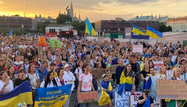 У Відні мітингували проти російського теракту в Оленівці