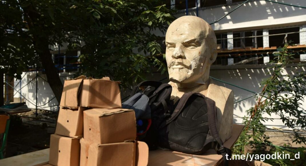 В Маріуполі окупанти встановлюють бюст леніну біля однієї зі шкіл