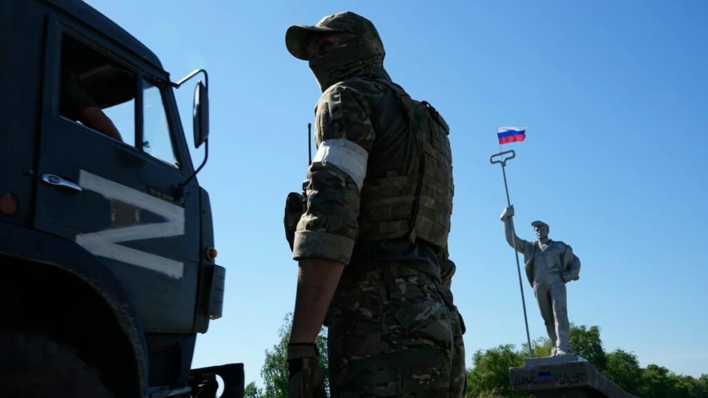 російський солдат на окупованій території України