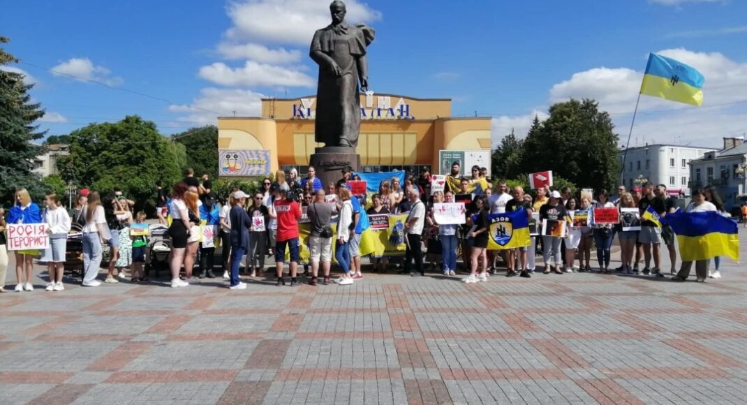 В Ровно провели акцию в поддержку защитников "Азовстали" (видео)