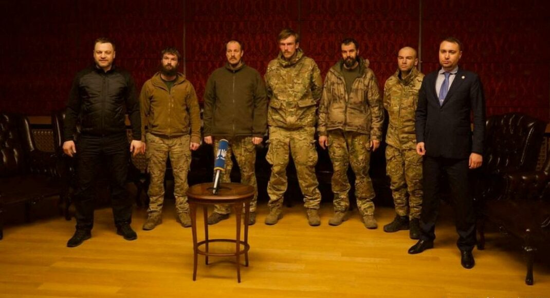 Командири Азова, яких звільнили з російського полону, найближчими днями зможуть зустрітися з сім'ями, - ОП