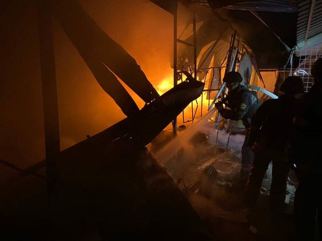 В Бахмуті після обстрілу горіли торгівельні контейнери на центральному ринку (фото)