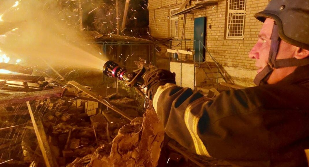 У ДСНС розповіли подробиці ліквідації пожежі після обстрілу рф складських приміщень