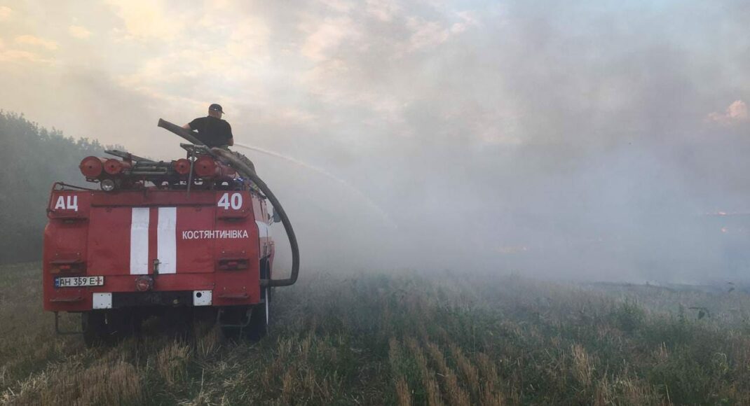 У Краматорському районі гасили пожежі після обстрілів