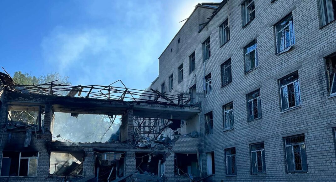 На Донеччині показали обстріляну військами рф психлікарню в Краматорську (відео)