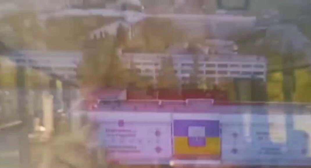 В автобусах окупованого Маріуполя партизани на табло запустили роліки про Україну