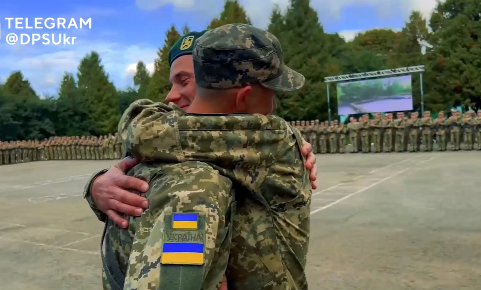 Звільнений з полону захисник Маріуполя поїхав на військову присягу сина: відео