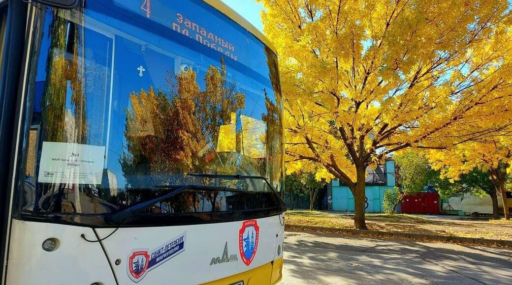 В Мариуполе оккупанты выдают закупленный Украиной транспорт за "подарок" от рф, - горсовет