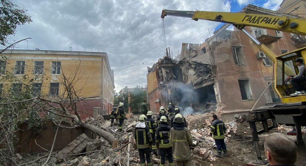 Рятувальники продовжують розбір завалів зруйнованого будинку у Слов'янську