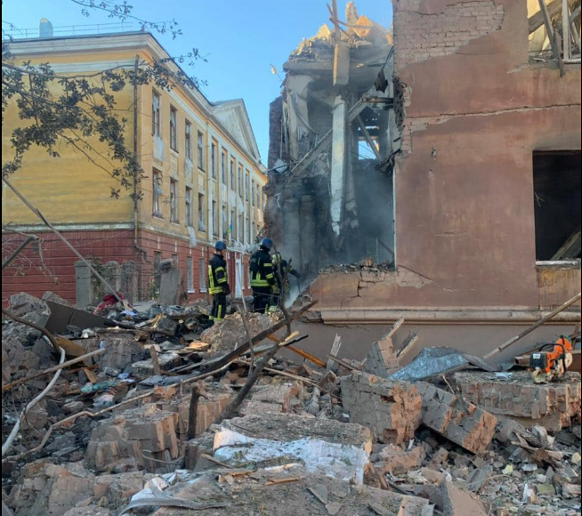 Окупанти обстріляли Слов'янськ: постраждали школа та будинок. Під завалами можуть бути люди