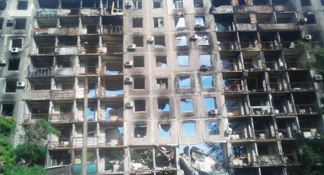 Пенсионеры в Мариуполе рассказали, как выживают на руинах домов без отопления: видео