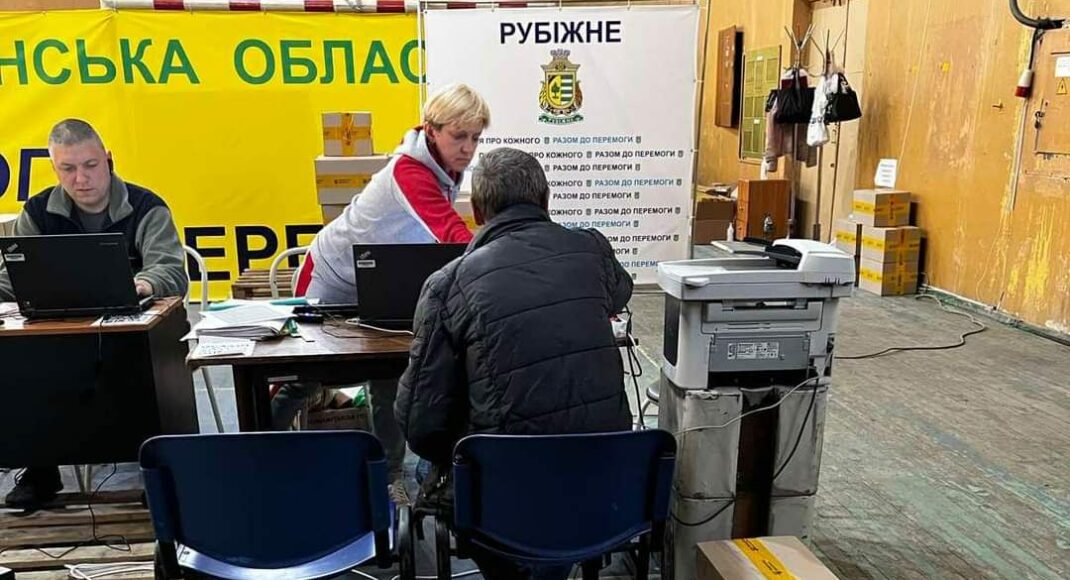 Более 650 наборов гуманитарной помощи получили по почте переселенцы из Рубежного в сентябре