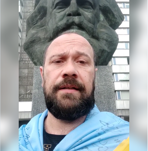 Маріупольці по всьому світу починають виказувати свою думку щодо вистави з незаконним "референдумом"